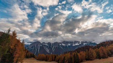 Ekim ayında Forni di Sopra dağlarında yürüyüş, Friuli-Venezia Giulia.