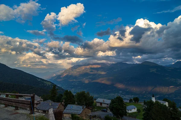 Aostaの山の雲の間の夏の日没 — ストック写真
