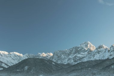 Tarvisio 'da dondurucu kış günbatımı, Friuli Venezia Giulia, İtalya
