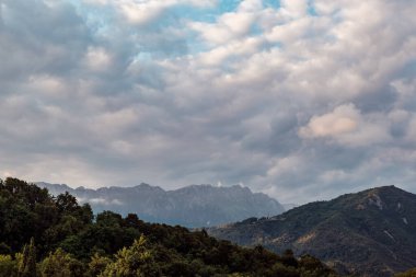 İtalya 'nın Friuli Venezia-Giulia kırlarında fırtınalı bir akşamda gün batımı