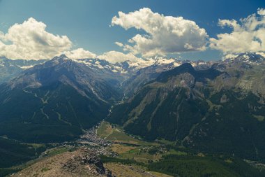 Gran Paradiso 'nun önündeki güzel vadi Bir yaz günü