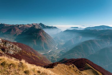 İtalya 'da Val di Resia, Friuli-Venezia Giulia ormanlarında renkli yapraklarla dolu bir sonbahar günü.