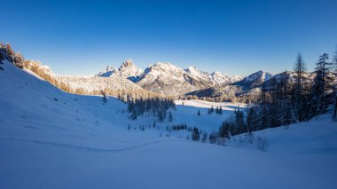 Büyük bir kar yağışı sonrası alaycı alpler. Udine ili, Friuli-Venezia Giulia bölgesi, İtalya