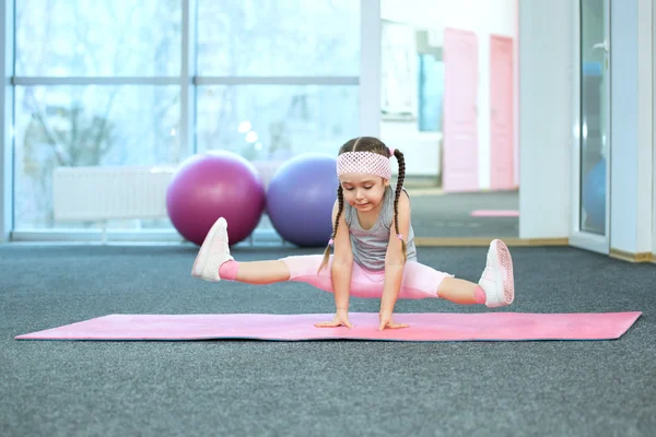 Criança fazendo exercícios de fitness — Fotografia de Stock