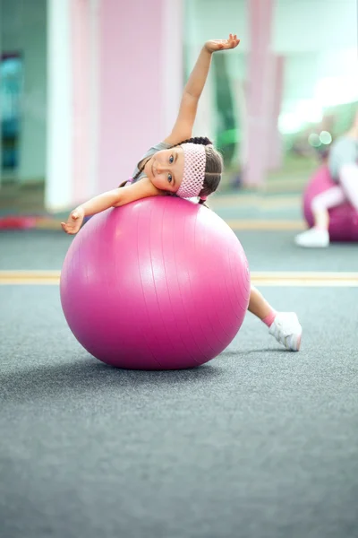 Dziecko robi ćwiczenia fitness — Zdjęcie stockowe