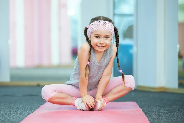 Kid doing fitness exercises — Stock Photo, Image