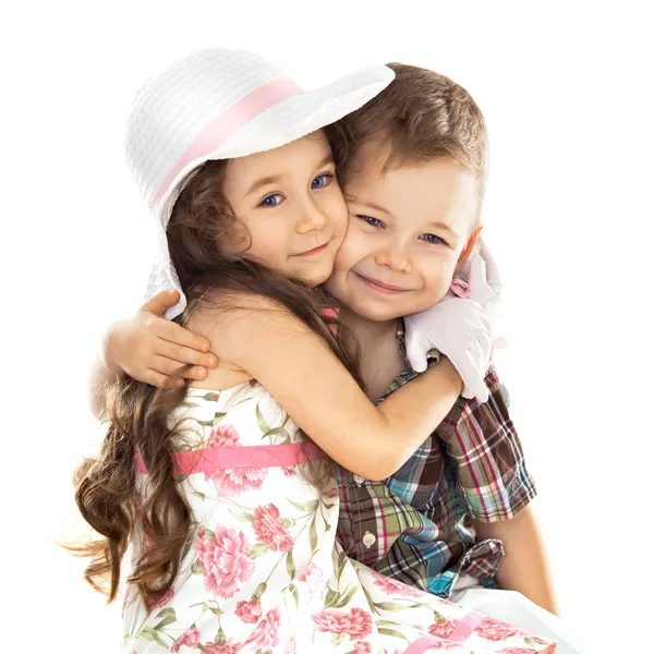 Niño y niña abrazándose aislados sobre blanco —  Fotos de Stock