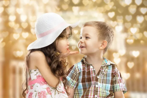 Little girl kissing boy — Stock Photo, Image