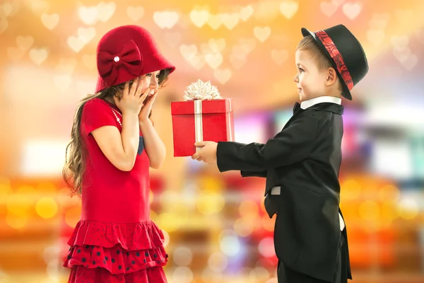 Kleine jongen meisje cadeau en zijn opgewonden te geven — Stockfoto