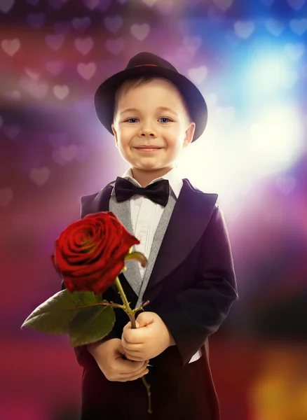 Mały chłopiec z różą — Zdjęcie stockowe