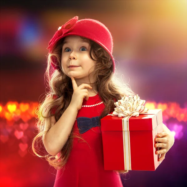 Happy child girl with gift box — Stock Photo, Image