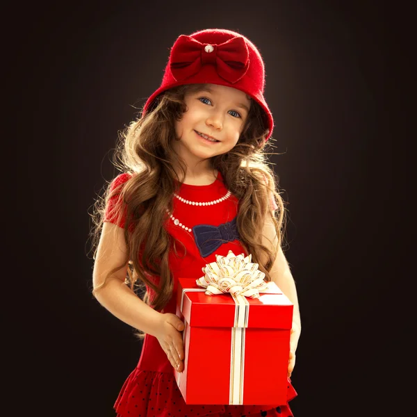 Menina feliz criança com caixa de presente — Fotografia de Stock