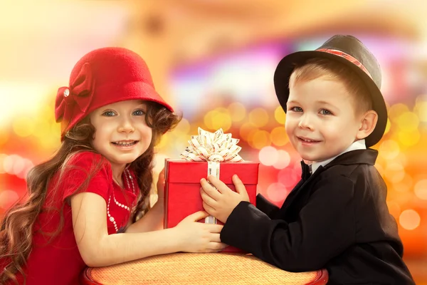 Kleine jongen geven meisje cadeau — Stockfoto