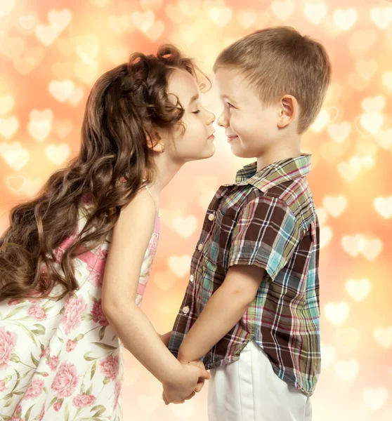Мальчик целуется с девочкой — стоковое фото