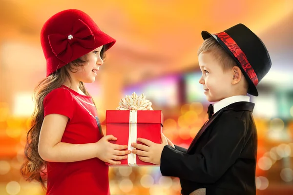 Pequeño niño dando regalo de niña — Foto de Stock