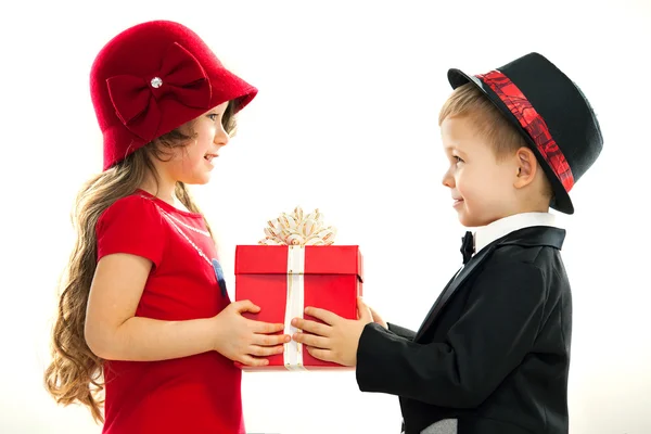 Kleine jongen geven meisje cadeau — Stockfoto