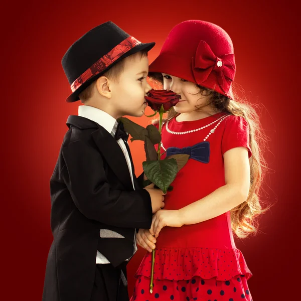 Minunat băiețel dând un trandafir fetei — Fotografie, imagine de stoc