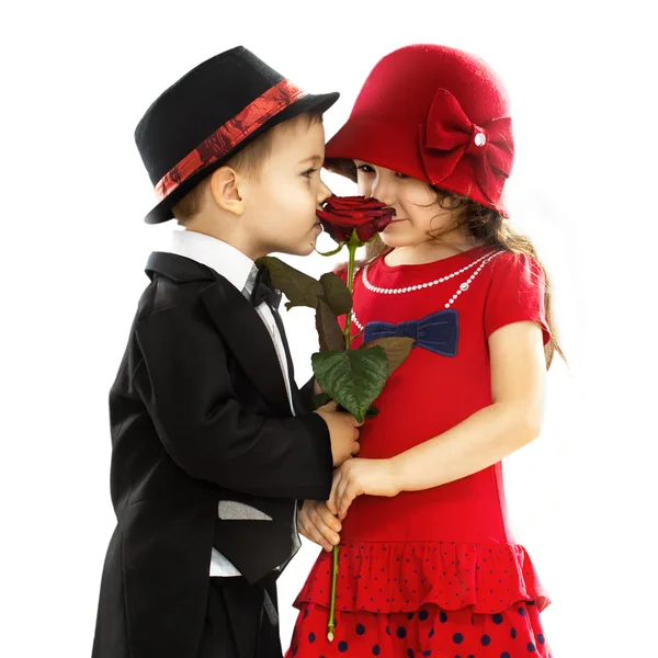 Adorável menino dando uma rosa para a menina — Fotografia de Stock