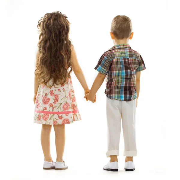 Vista posteriore dei bambini piccoli che si tengono per mano — Foto Stock