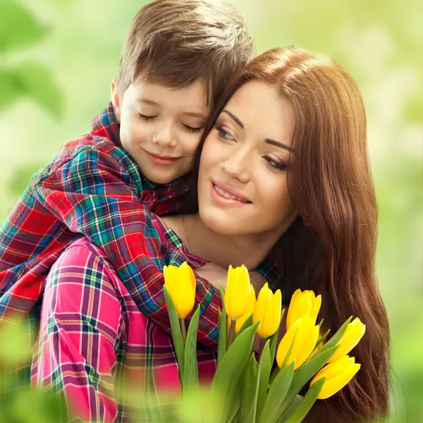 Lente portret van moeder en zoon op Moederdag — Stockfoto