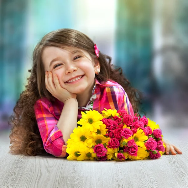 Menina sorridente com grande buquê de flores — Fotografia de Stock