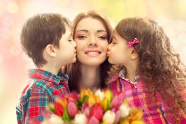 mutlu anne kızı ve oğlu tarafından öptüm