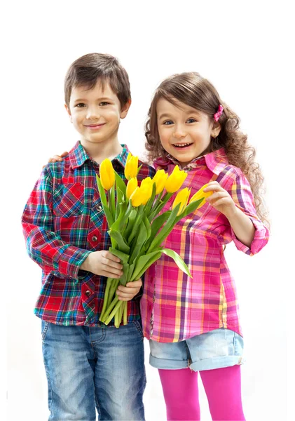 Fils avec bouquet préparation surprise pour la mère — Photo