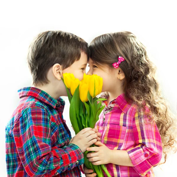 Menino e menina feliz com buquê de flores . — Fotografia de Stock