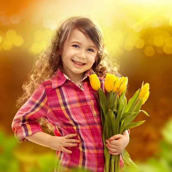 Усміхнена дівчина з великим букетом квітів — стокове фото