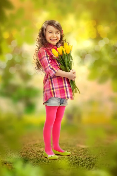 Menina sorridente com grande buquê de flores — Fotografia de Stock