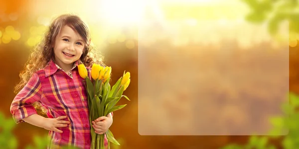 Menina sorridente com grande buquê de flores — Fotografia de Stock