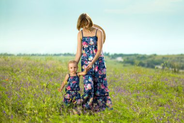 mutlu anne ve kızı alana ayakta