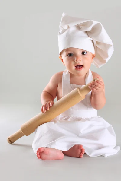 Glad liten baby i en cook mössa skrattar — Stockfoto