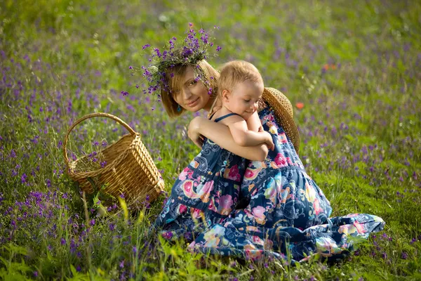 Glad mamma leker med dotter i fältet — Stockfoto