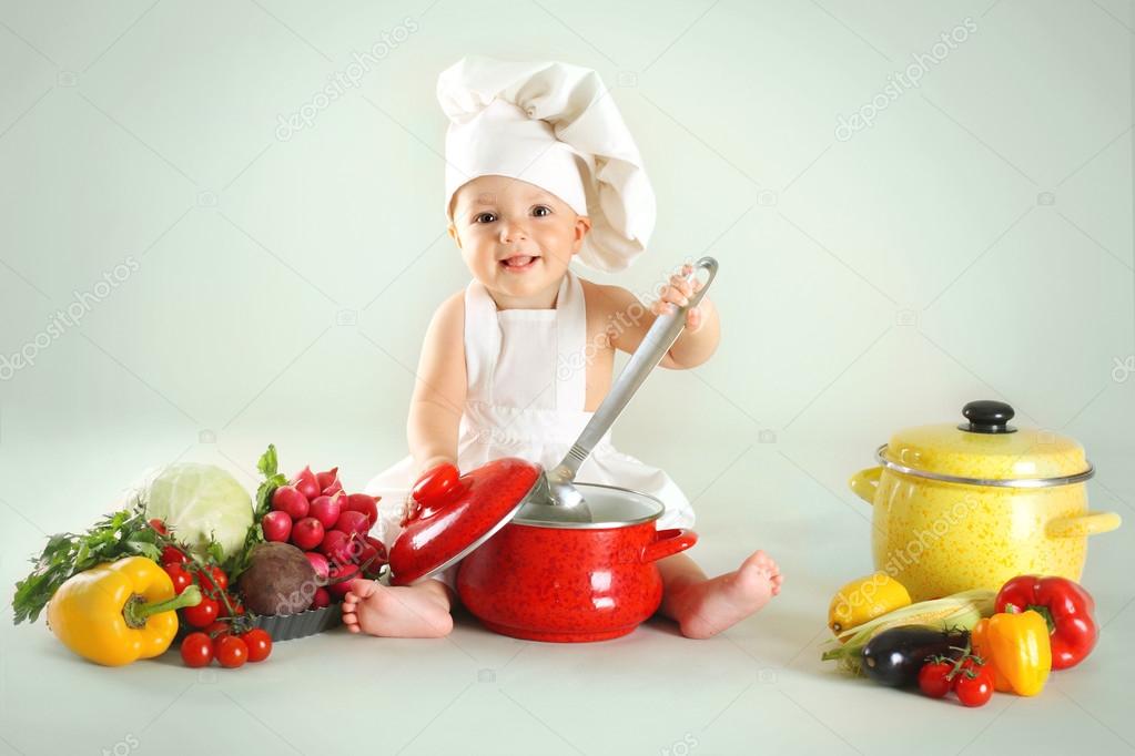 Bebé cocinero con un sombrero de chef con verduras y sartén aislada en  fondo blanco.El concepto de comida saludable y la infancia: fotografía de  stock © vitmarkov #26419273