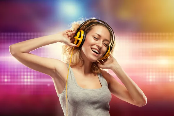 Beautiful woman with headphones listening music — Stock Photo, Image