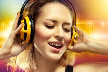 mutlu kadın kulaklık ile müzik dinleme