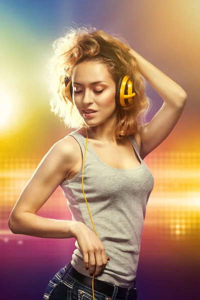 Schöne Frau mit Kopfhörern, die Musik hört — Stockfoto
