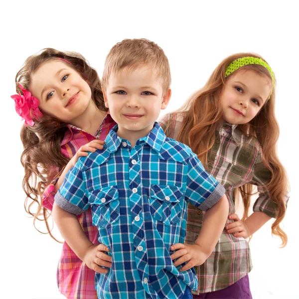 Aranyos divat gyerekek együtt állnak — Stock Fotó