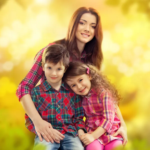 Gelukkig moeder met haar dochter en zoon — Stockfoto