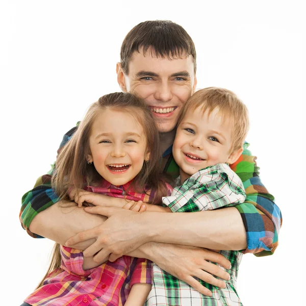 Vrolijke vader knuffelen zijn zoon en dochter — Stockfoto