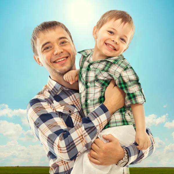 Freudiger Vater mit Sohn sorgenfrei und glücklich — Stockfoto