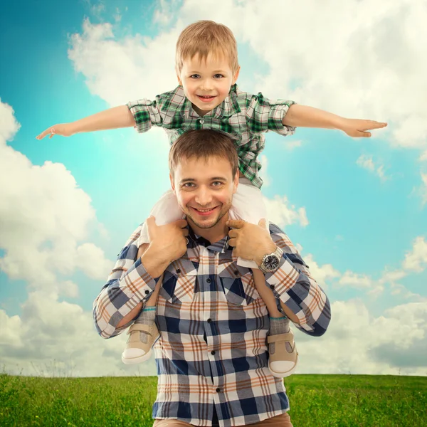 Jubelnder Vater mit Sohn auf Schultern — Stockfoto