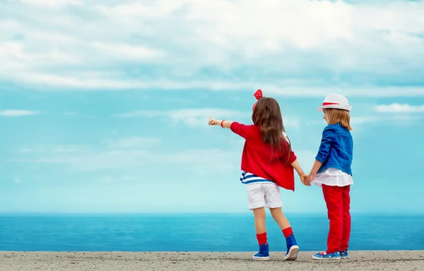 Fashion kids points to the sea — Stock Photo, Image