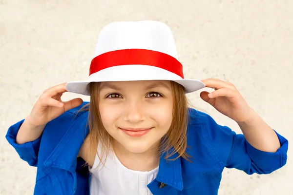 Sorrindo bonito menina no chapéu branco — Fotografia de Stock