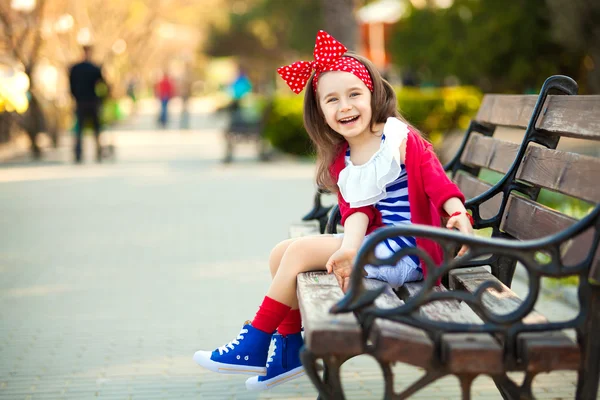 Portrait de petite fille de mode dans un parc — Photo