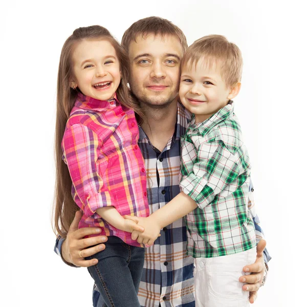 Pai abraçando seu filho e filha — Fotografia de Stock