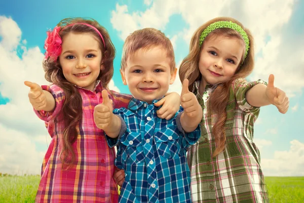 Kids showing thumbs up — Stock Photo, Image