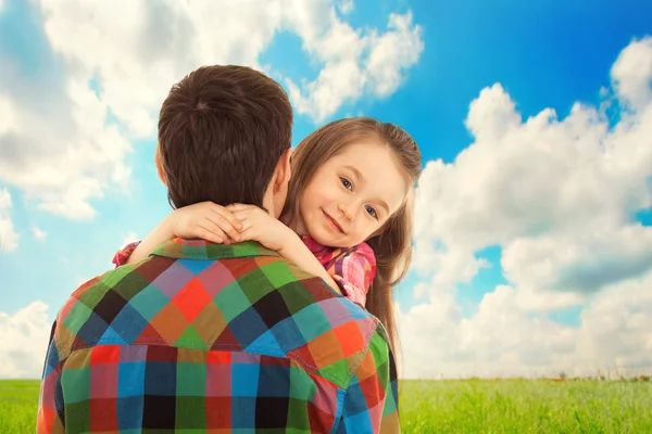 Girl hugs her father — Stock Photo, Image