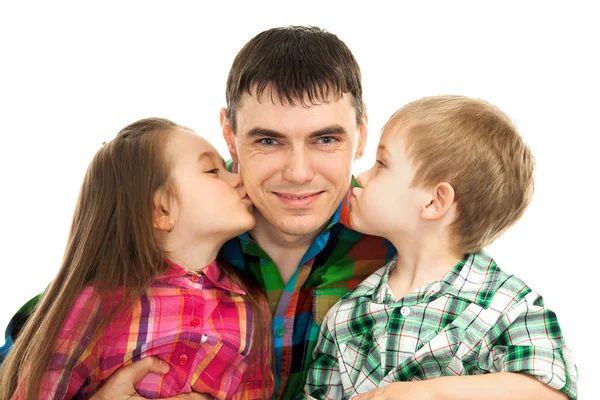 Filha e filho beijando pai — Fotografia de Stock